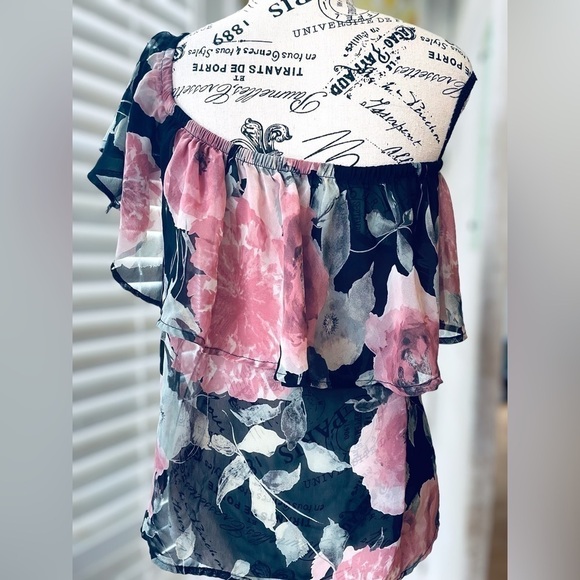 Must Have Women’s Small Floral Off-Shoulder Smocked Top • Ruffle Sleeve • EGUC - Picture 8 of 11